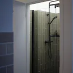 Modern Design 75sq In Mitte דירה